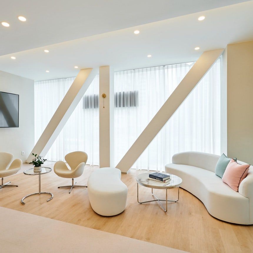 待合室 - 明るく開放的な空間